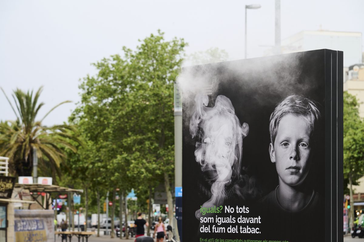 Un mupi que echa humo para frenar el impacto del tabaco en los espacios públicos
