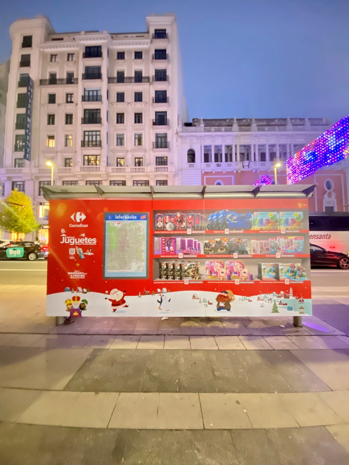 Carrefour lleva a la calle su catálogo de juguetes de Navidad junto a Arena y Publicis