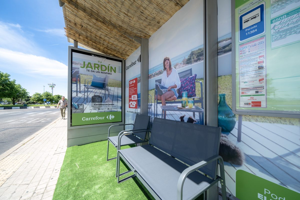 Carrefour convierte las marquesinas de autobús en un jardín